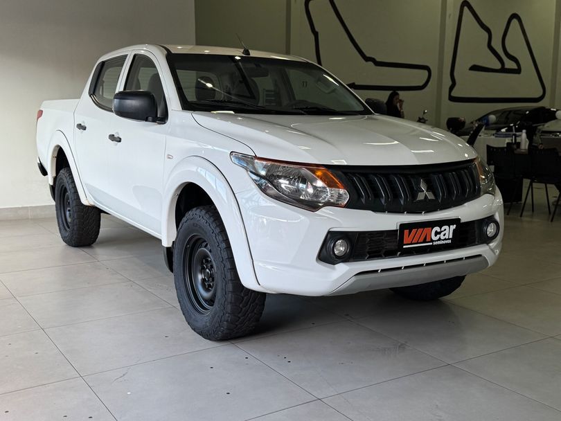 Mitsubishi L200 Tri. Outd. GLX 2.4 CD 4x4 Die. Mec.