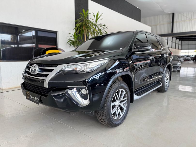 Toyota Hilux SW4 SRX 4x4 2.8 TDI 16V Dies. Aut.