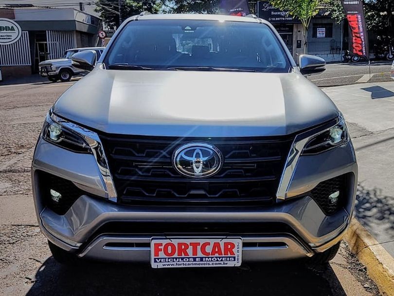 Toyota Hilux SW4 SRX 4x4 2.8 TDI 16V Dies. Aut.