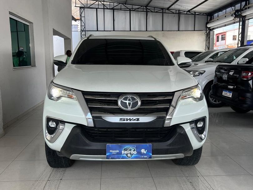 Toyota Hilux SW4 SRX Diamo. 4x4 2.8 TB Die Aut.