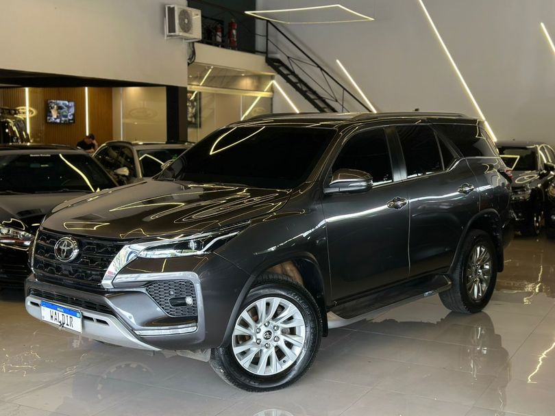 Toyota Hilux SW4 SRX 4x4 2.8 TDI 16V Dies. Aut.