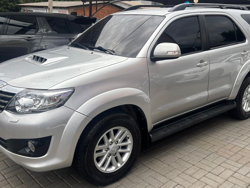 Toyota Hilux SW4 SRV D4-D 4x4 3.0 TDI Dies. Aut