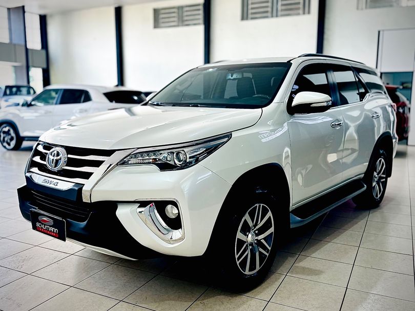 Toyota Hilux SW4 SRX 4x4 2.8 TDI 16V Dies. Aut.