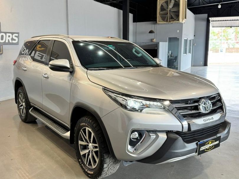Toyota Hilux SW4 SRX 4x4 2.8 TDI 16V Dies. Aut.