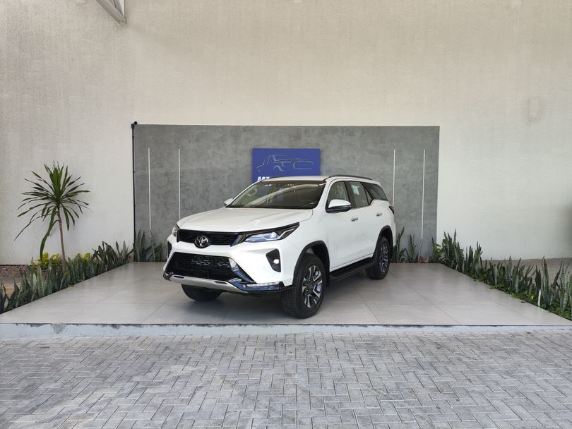 Toyota Hilux SW4 SRX Plat. 4x4 2.8 TB Die. Aut.