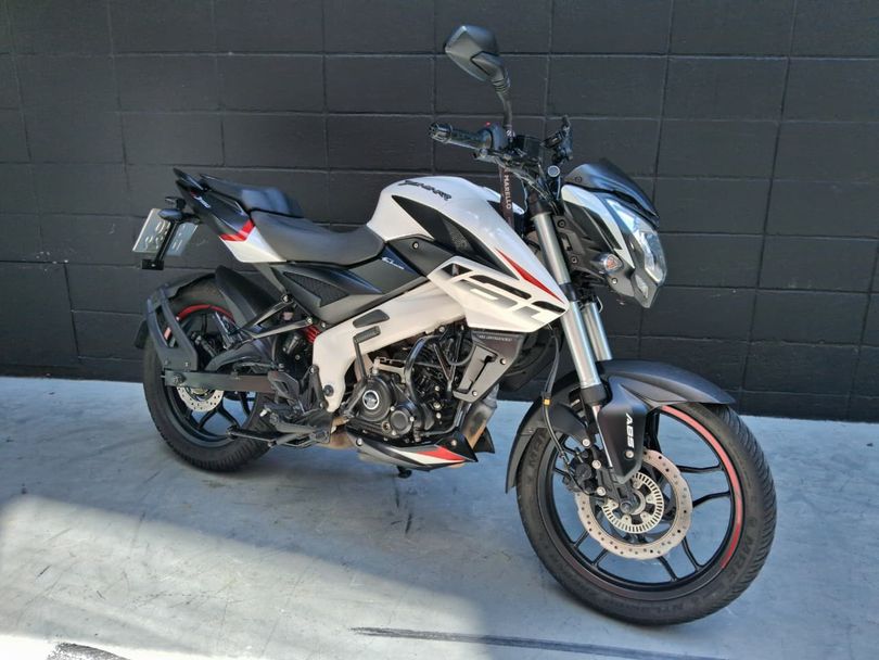 BAJAJ DOMINAR 160