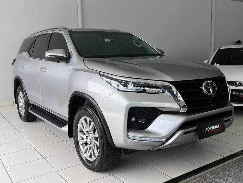 Toyota Hilux SW4 SRX 4x4 2.8 TDI 16V Dies. Aut.