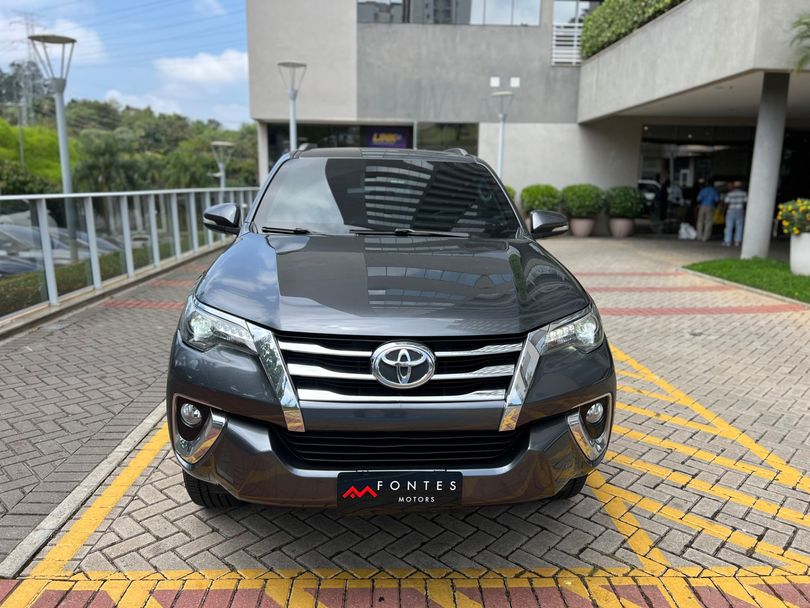 Toyota Hilux SW4 SRX 4x4 2.8 TDI 16V Dies. Aut.