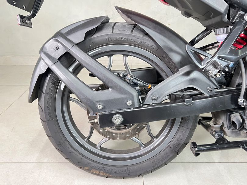 BAJAJ DOMINAR 160