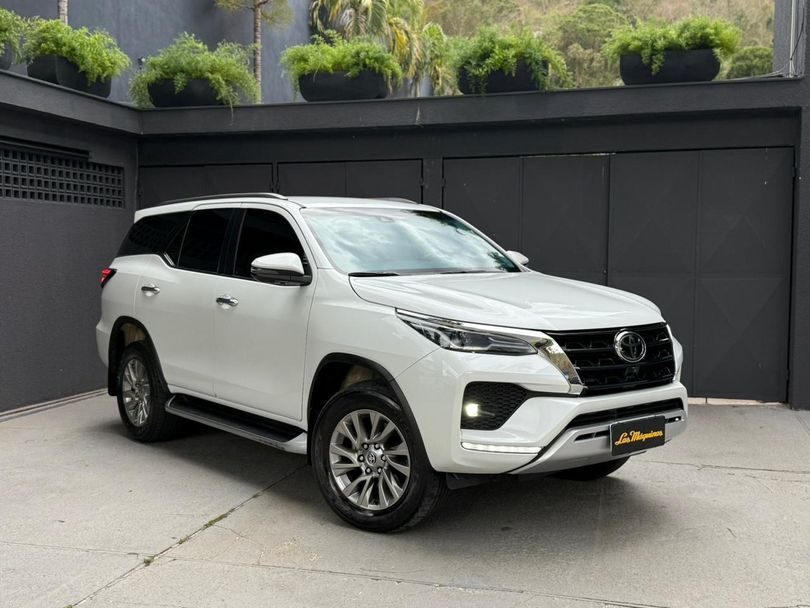 Toyota Hilux SW4 SRX 4x4 2.8 TDI 16V Dies. Aut.