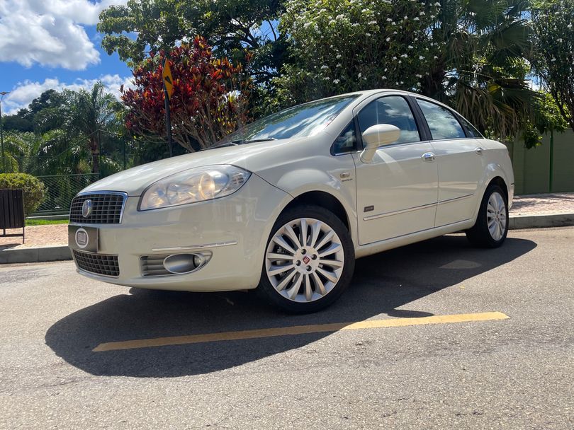 Fiat LINEA ESSENCE Dualogic 1.8 Flex 16V 4p