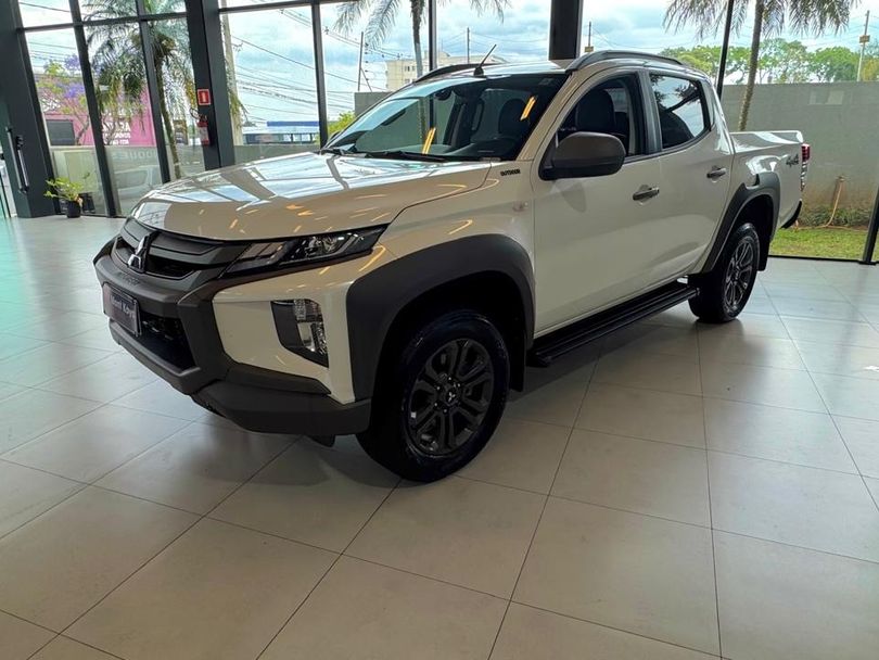 Mitsubishi L200 Tri. S. Outd. Plus 2.4 4x4 Die. Aut