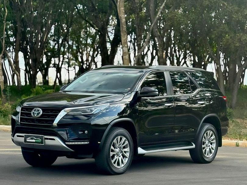 Toyota Hilux SW4 SRX 4x4 2.8 TDI 16V Dies. Aut.