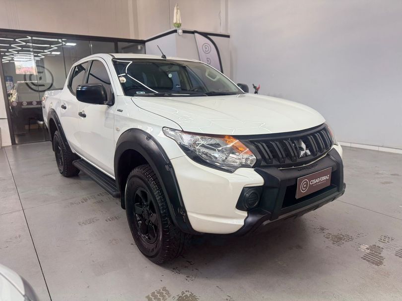 Mitsubishi L200 Tri. Outd. GLX 2.4 CD 4x4 Die. Mec.