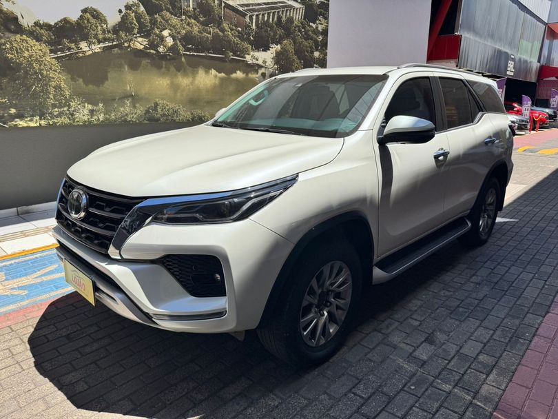 Toyota Hilux SW4 SRX 4x4 2.8 TDI 16V Dies. Aut.