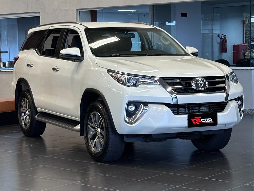 Toyota Hilux SW4 SRX 4x4 2.8 TDI 16V Dies. Aut.