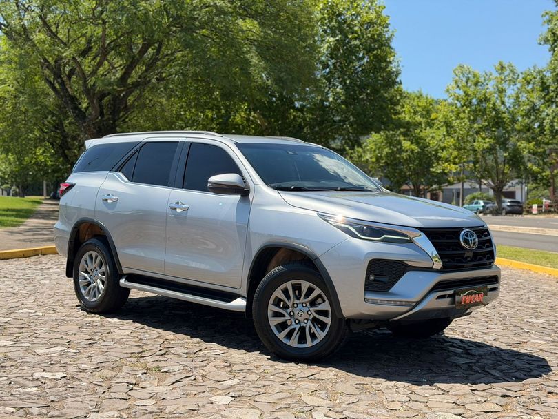 Toyota Hilux SW4 SRX 4x4 2.8 TDI 16V Dies. Aut.