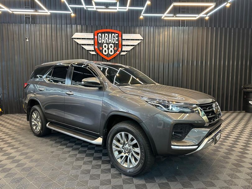 Toyota Hilux SW4 SRX 4x4 2.8 TDI 16V Dies. Aut.