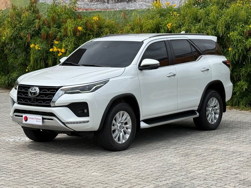 Toyota Hilux SW4 SRX 4x4 2.8 TDI 16V Dies. Aut.