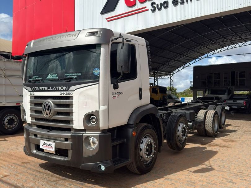 VOLKSWAGEN 24-250 E Constellation 3-Eixos 2p (diese