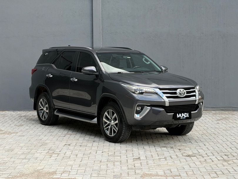 Toyota Hilux SW4 SRX 4x4 2.8 TDI 16V Dies. Aut.