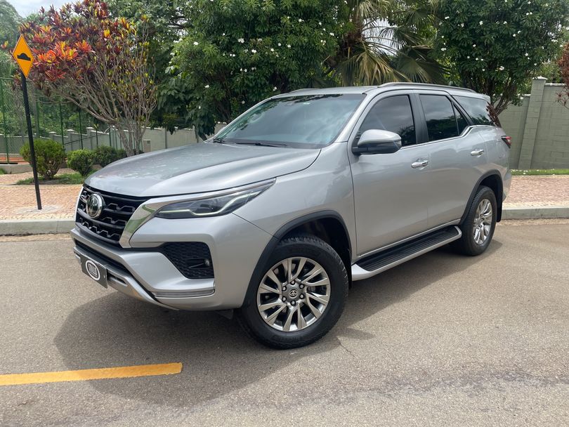 Toyota Hilux SW4 SRX 4x4 2.8 TDI 16V Dies. Aut.