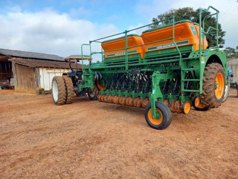 Semeadeira de trigo STARA