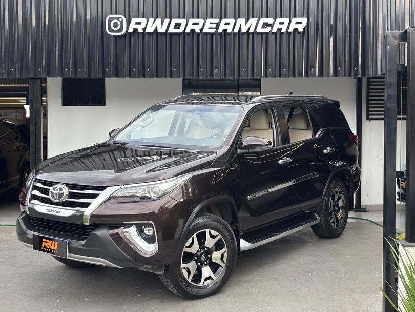 Toyota Hilux SW4 SRX Diamo. 4x4 2.8 TB Die Aut.