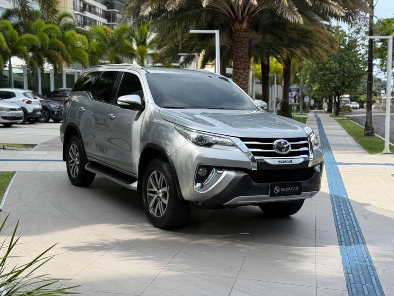 Toyota Hilux SW4 SRX 4x4 2.8 TDI 16V Dies. Aut.