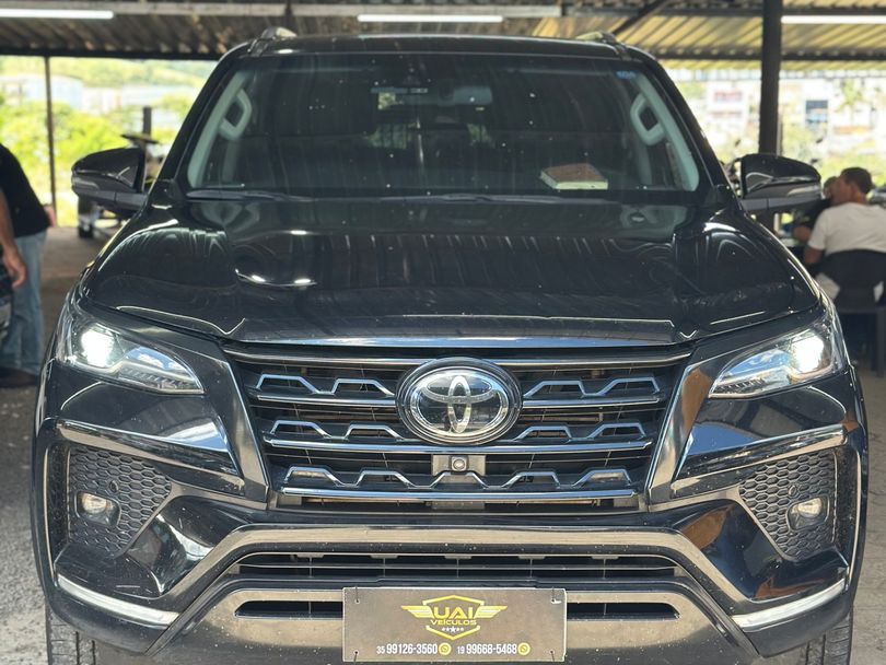 Toyota Hilux SW4 SRX 4x4 2.8 TDI 16V Dies. Aut.