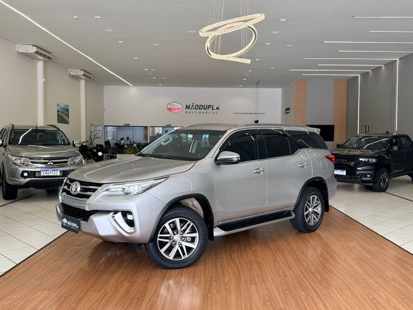 Toyota Hilux SW4 SRX 4x4 2.8 TDI 16V Dies. Aut.