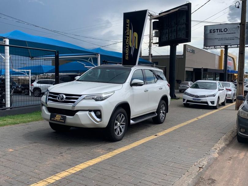 Toyota Hilux SW4 SRX 4x4 2.8 TDI 16V Dies. Aut.