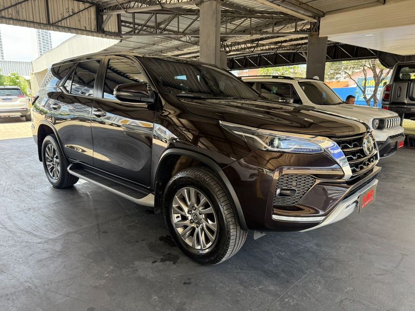 Toyota Hilux SW4 SRX 4x4 2.8 TDI 16V Dies. Aut.