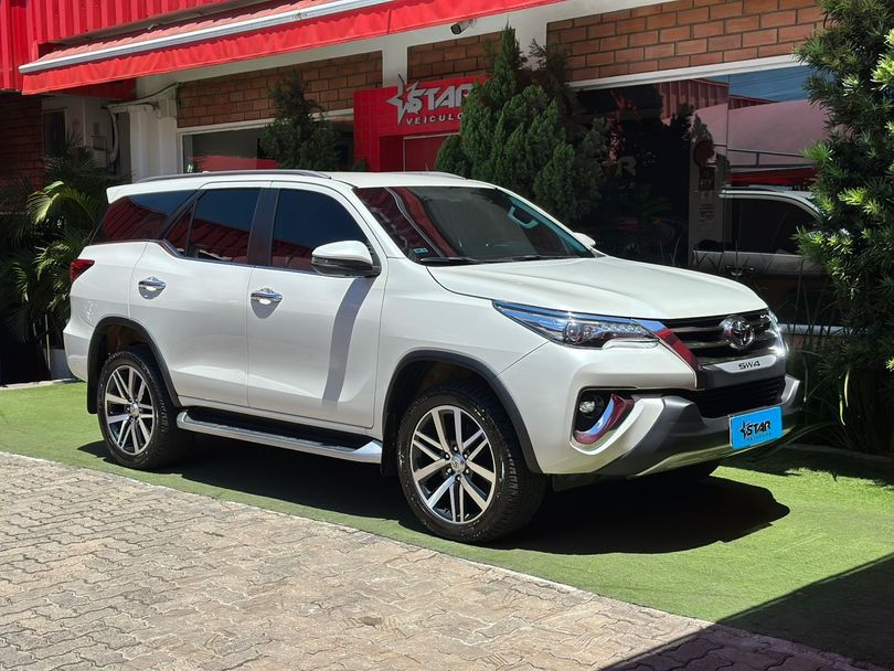 Toyota Hilux SW4 SRX Diamo. 4x4 2.8 TB Die Aut.