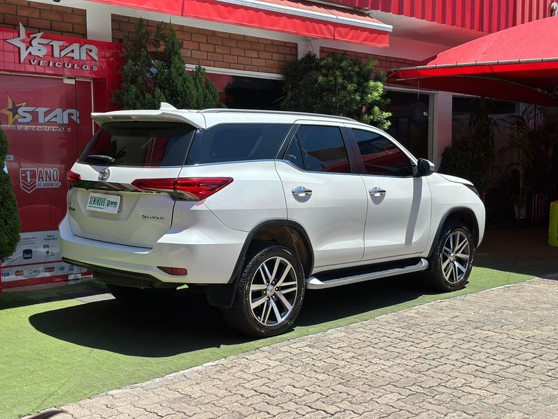 Toyota Hilux SW4 SRX Diamo. 4x4 2.8 TB Die Aut.