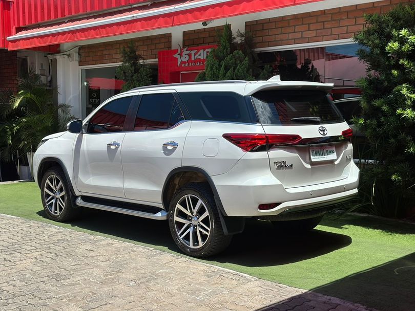 Toyota Hilux SW4 SRX Diamo. 4x4 2.8 TB Die Aut.