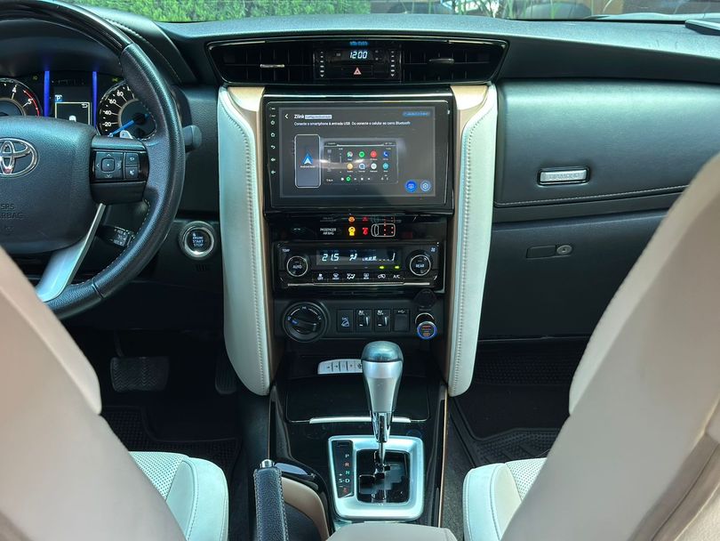 Toyota Hilux SW4 SRX Diamo. 4x4 2.8 TB Die Aut.