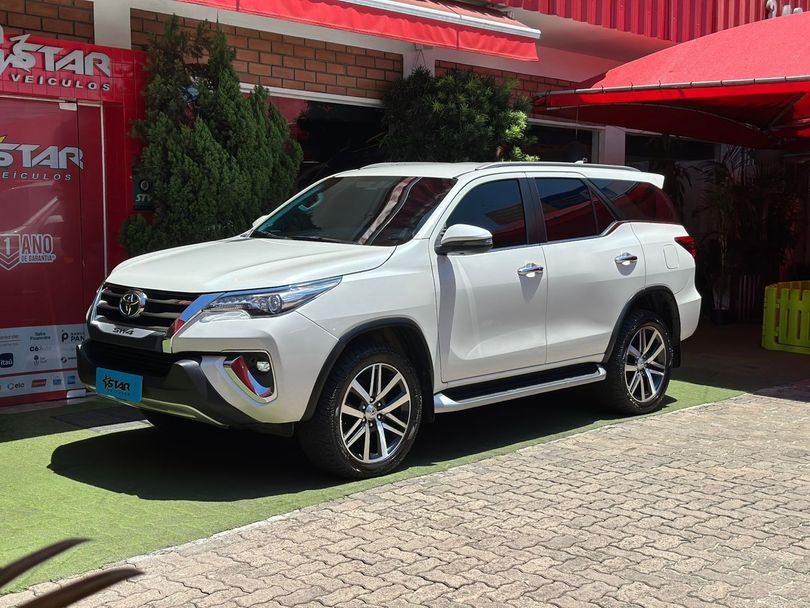 Toyota Hilux SW4 SRX Diamo. 4x4 2.8 TB Die Aut.