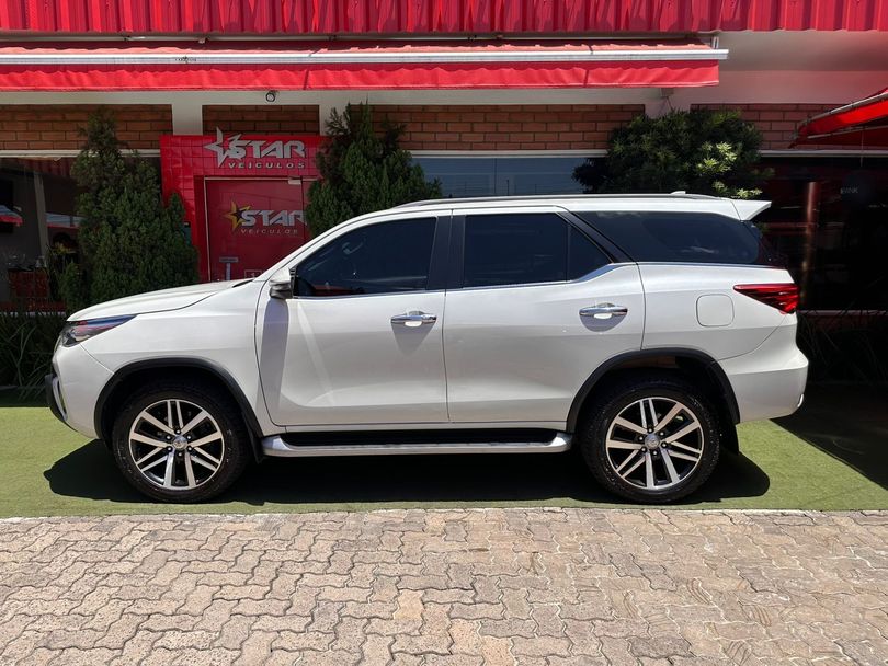 Toyota Hilux SW4 SRX Diamo. 4x4 2.8 TB Die Aut.