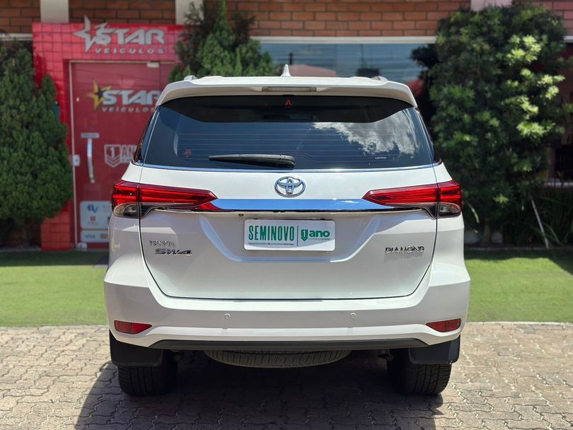 Toyota Hilux SW4 SRX Diamo. 4x4 2.8 TB Die Aut.