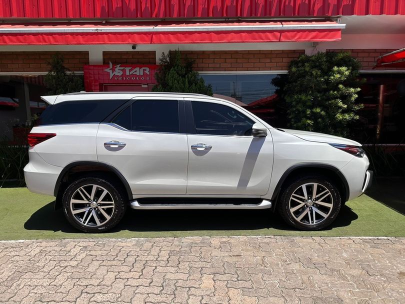 Toyota Hilux SW4 SRX Diamo. 4x4 2.8 TB Die Aut.