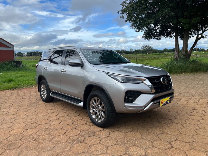 Toyota Hilux SW4 SRX 4x4 2.8 TDI 16V Dies. Aut.