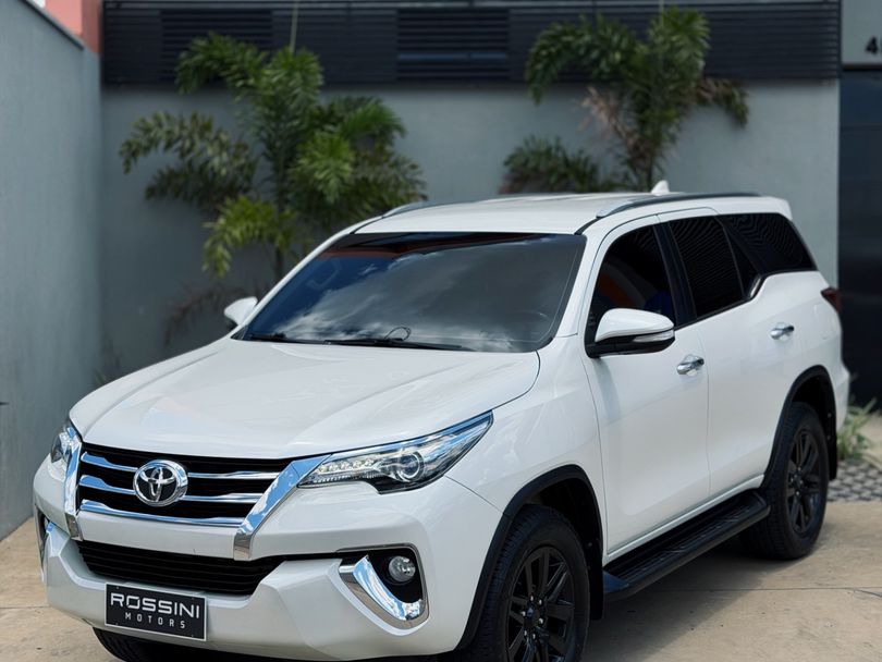 Toyota Hilux SW4 SRX 4x4 2.8 TDI 16V Dies. Aut.