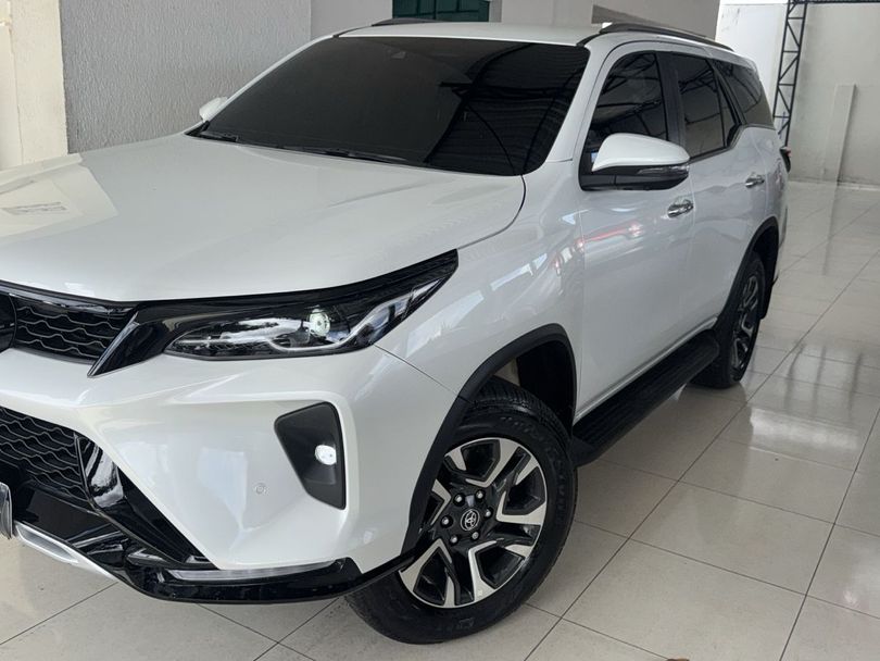 Toyota Hilux SW4 SRX Plat. 4x4 2.8 TB Die. Aut.