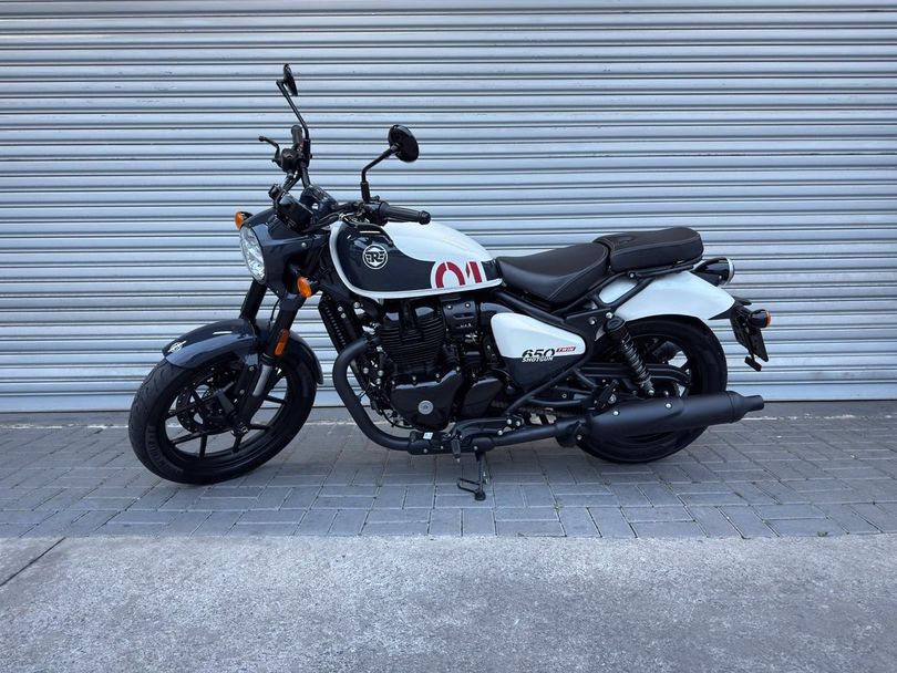 Royal Enfield Shotgun 650 Mid
