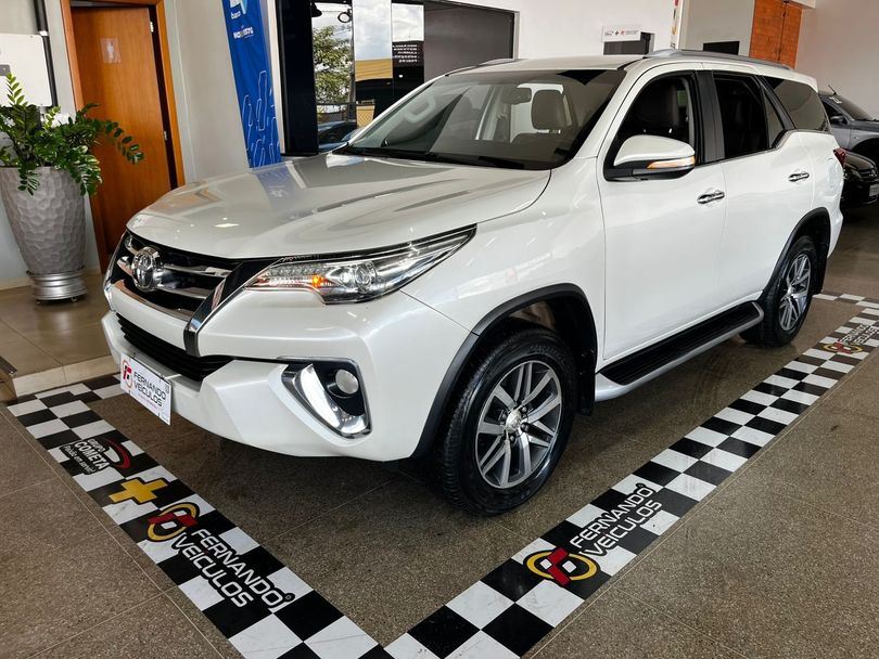 Toyota Hilux SW4 SRX 4x4 2.8 TDI 16V Dies. Aut.