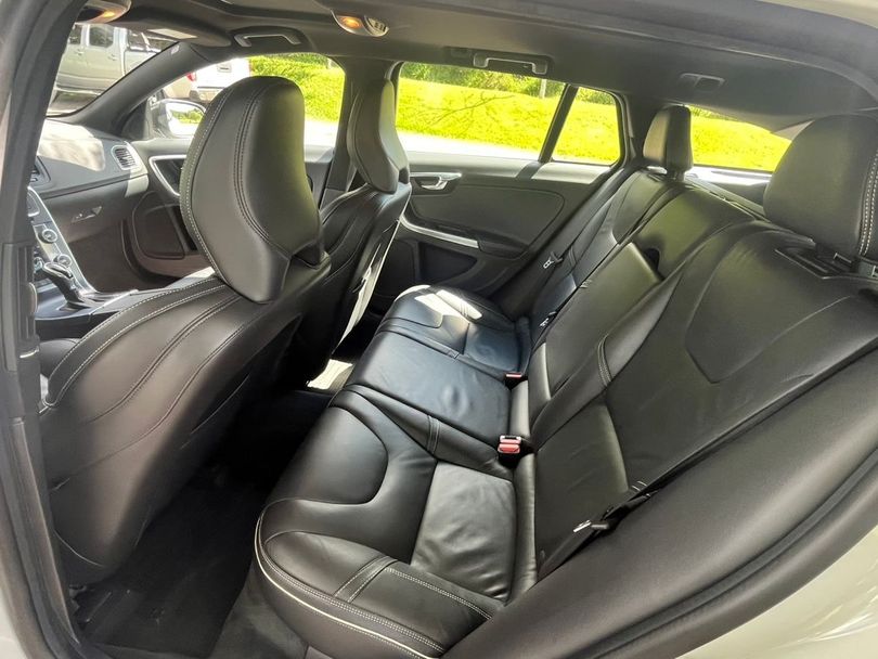 Volvo V60 T-6 R-DESIGN 3.0 AWD 4p