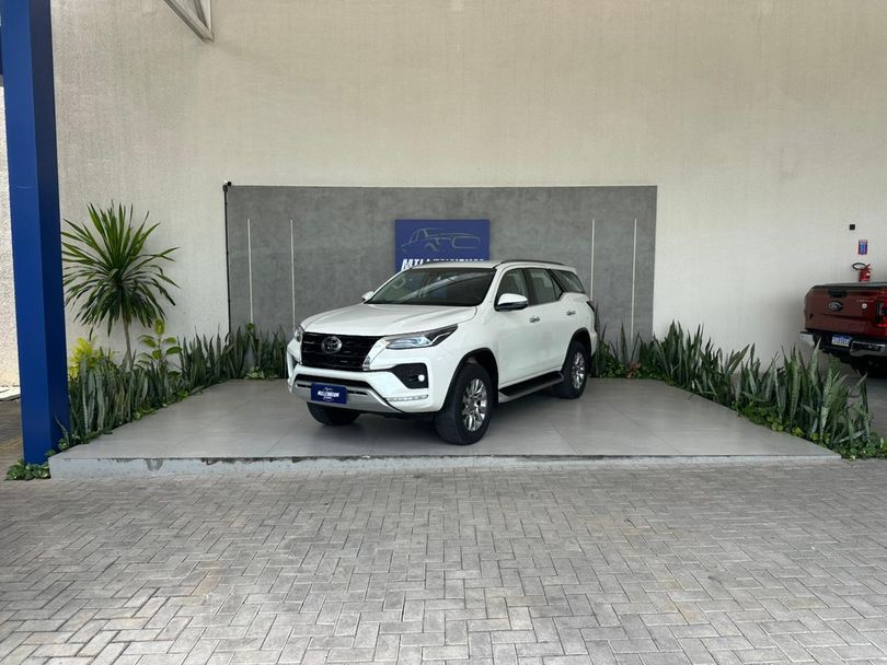 Toyota Hilux SW4 SRX 4x4 2.8 TDI 16V Dies. Aut.