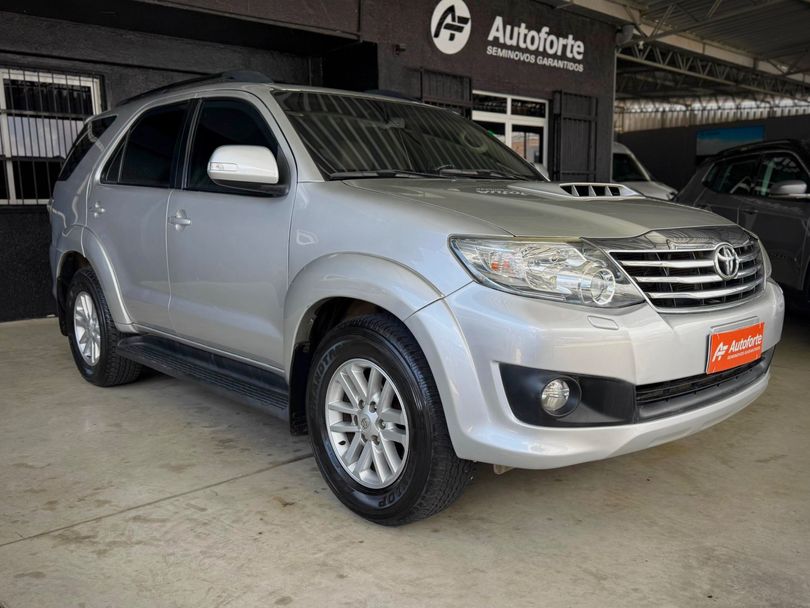 Toyota Hilux SW4 SRV D4-D 4x4 3.0 TDI Dies. Aut