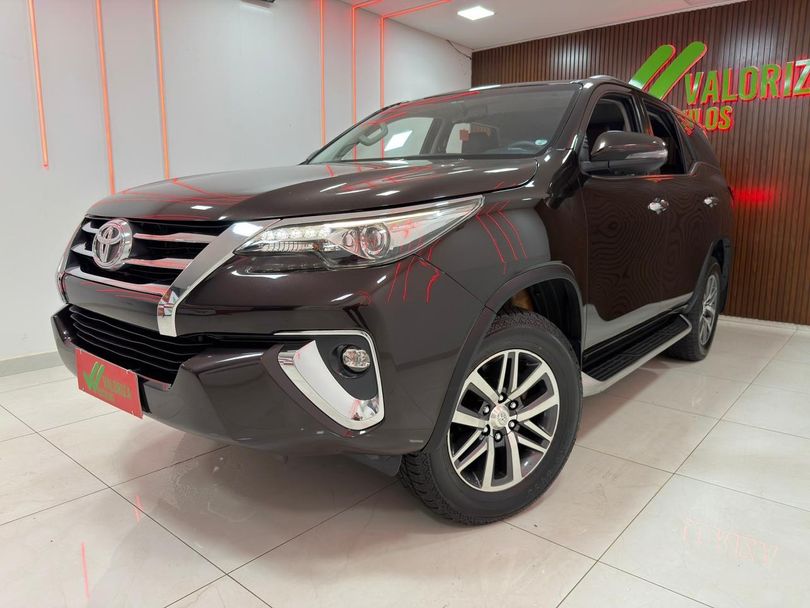 Toyota Hilux SW4 SRX 4x4 2.8 TDI 16V Dies. Aut.